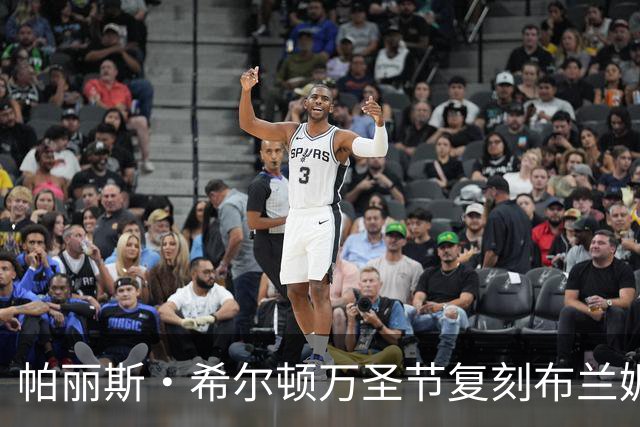 帕丽斯·希尔顿万圣节复刻布兰妮经典造型，还抱了条真蛇